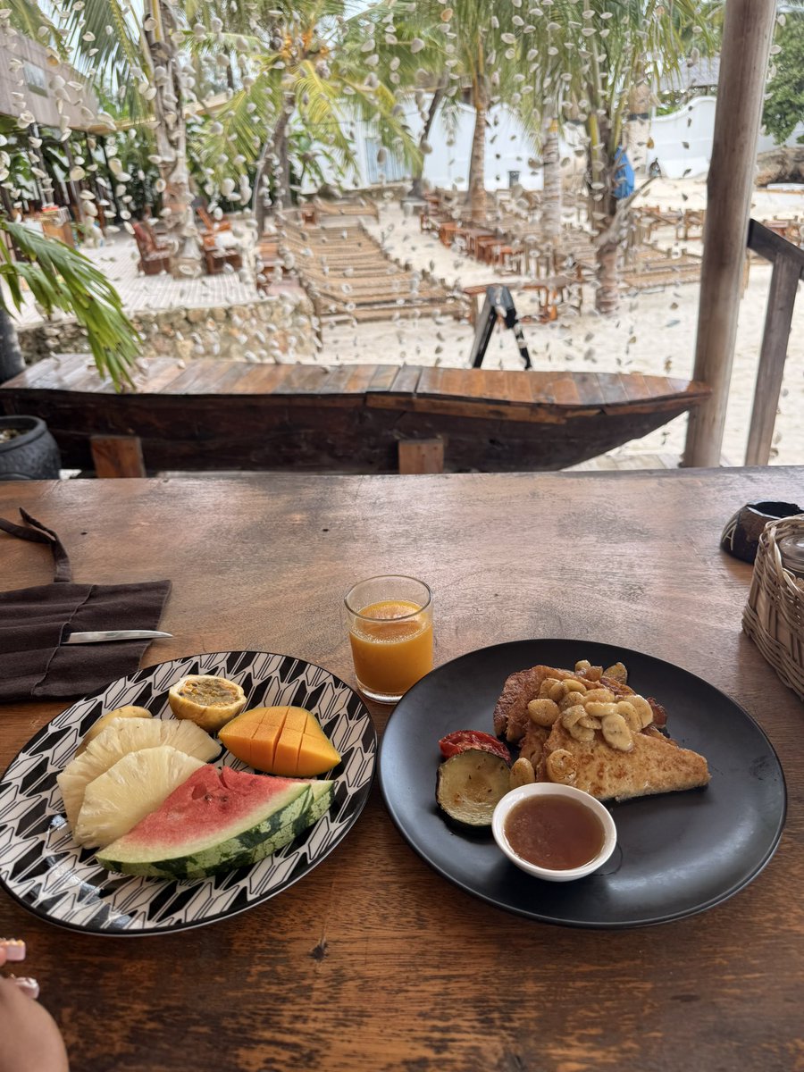 adaezennaji_'s tweet photo. I got dolled up this morning to have breakfast by the beach 🏖️ 🏝️
Shirt from @__Katrynaa 
My gorgeous Ankara pants from @Nchizzyy https://t.co/6glHyBqkGA