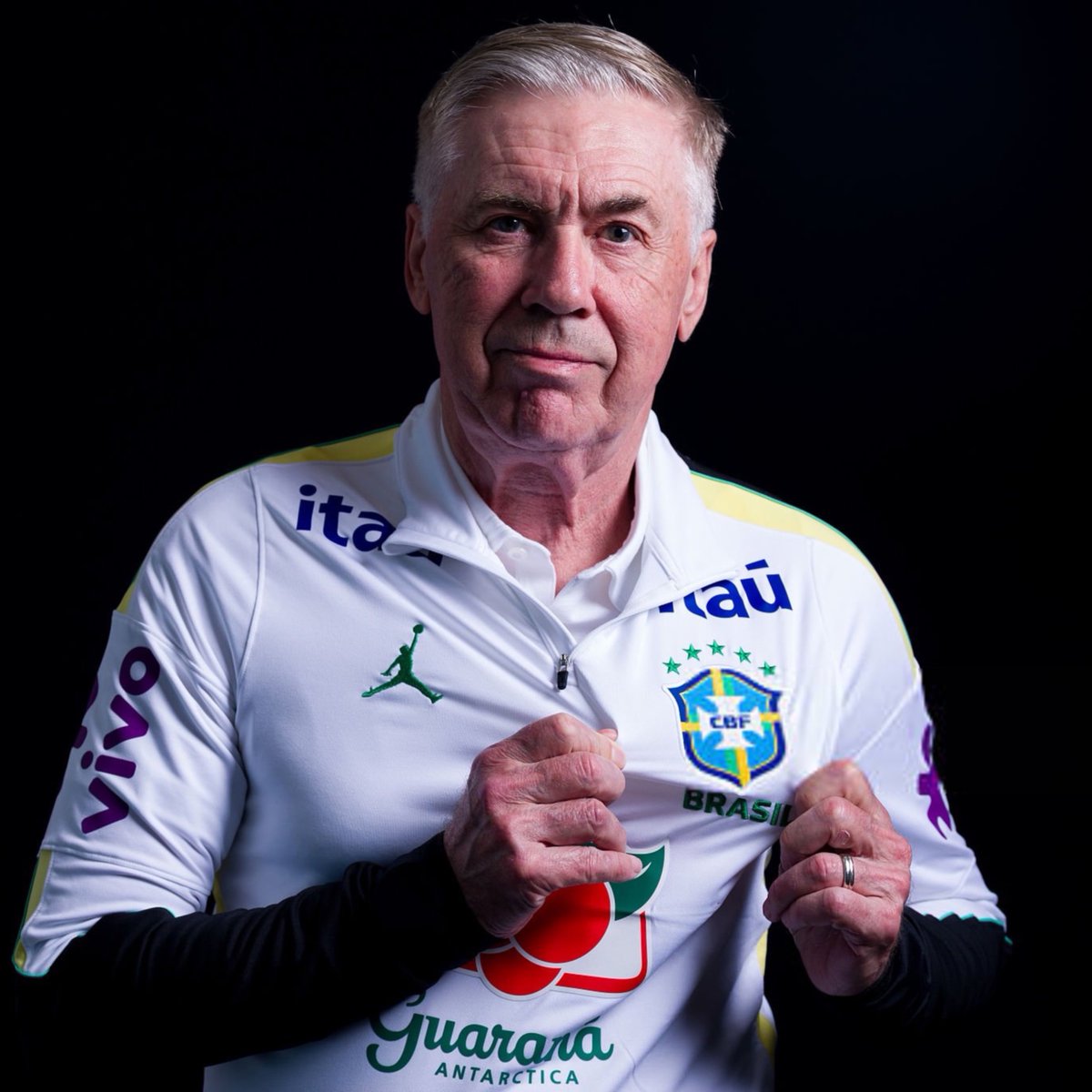 madrid_total2's tweet photo. La foto oficial de CARLO ANCELOTTI para su PRIMER MUNDIAL! 🐐🤍🇧🇷 https://t.co/ncMqsJoQWV