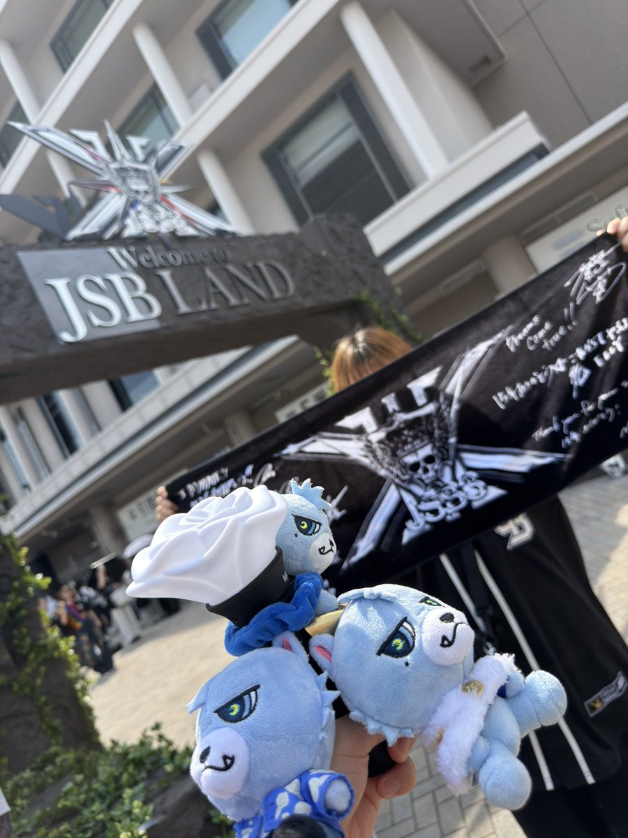 kaz_00085's tweet photo. 今回はソロじゃないww
JSB LAND LIVE初日楽しむぞ！ https://t.co/uM0WCj0QY6