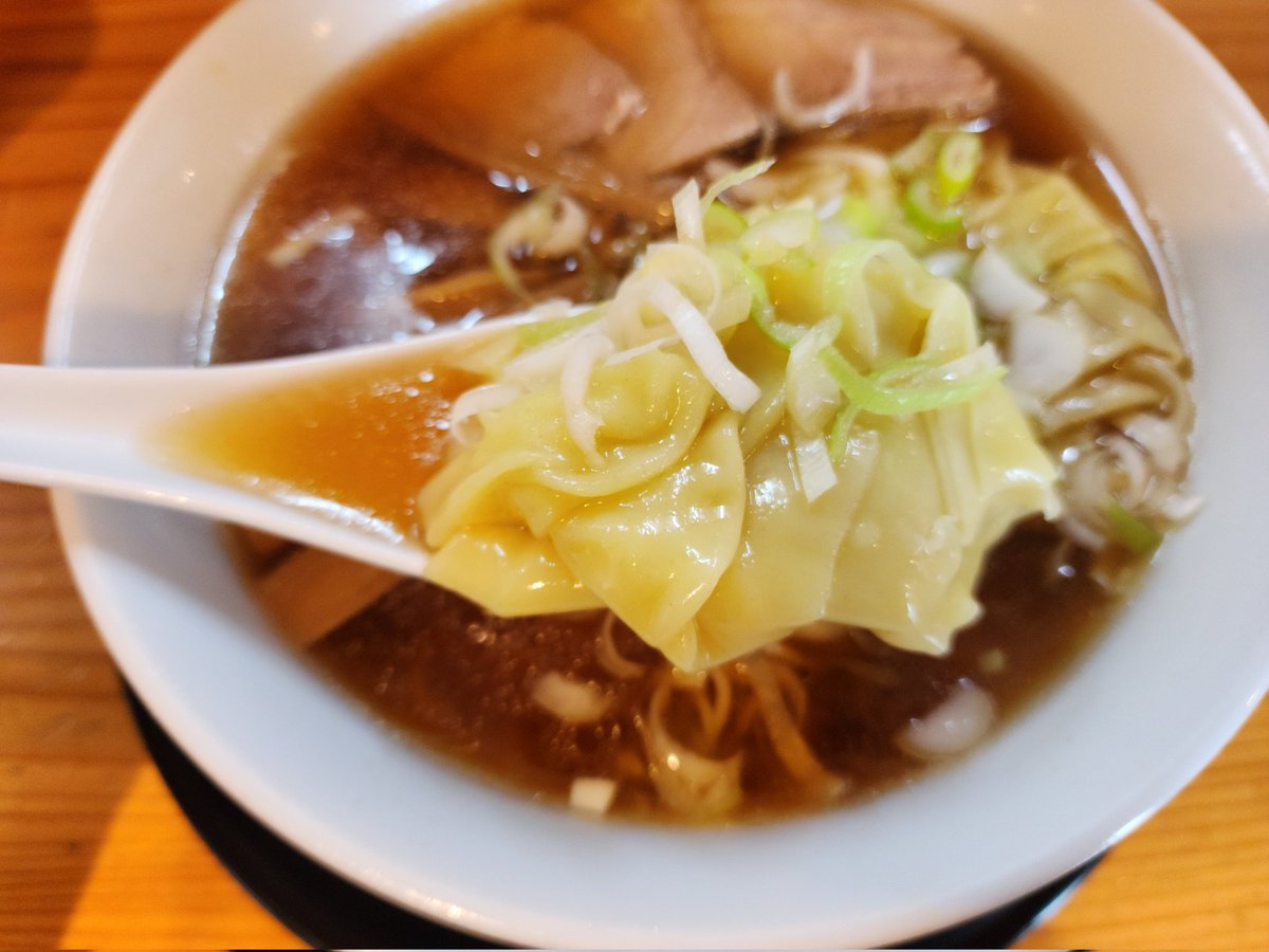 sendai_ramenman's tweet photo. 今日の一杯🍜

ゴルフプレイ終了後に自宅近くの志のぶ支店さんでワンタン麺をいただきました。

ワンタンがふわっと柔らかくて食べやすく、スープが細麺にしっかり絡んで美味しかったです。
あっさりしながらもコクがあって、ゴルフ後の疲れを優しく癒してくれる一杯。

ただ、まだまだ元気出ねえぞ！
スタミナ回復のためにもう一杯食べてくるぜ！

ごちそうさまでした🙂‍↕️

📍志のぶ支店
🍜ワンタン麺

#仙台ラーメン #仙台グルメ #志のぶ #ワンタン麺 #sendairamen #ramen #麺活 #ラーメン部 #仙台ラーメン部