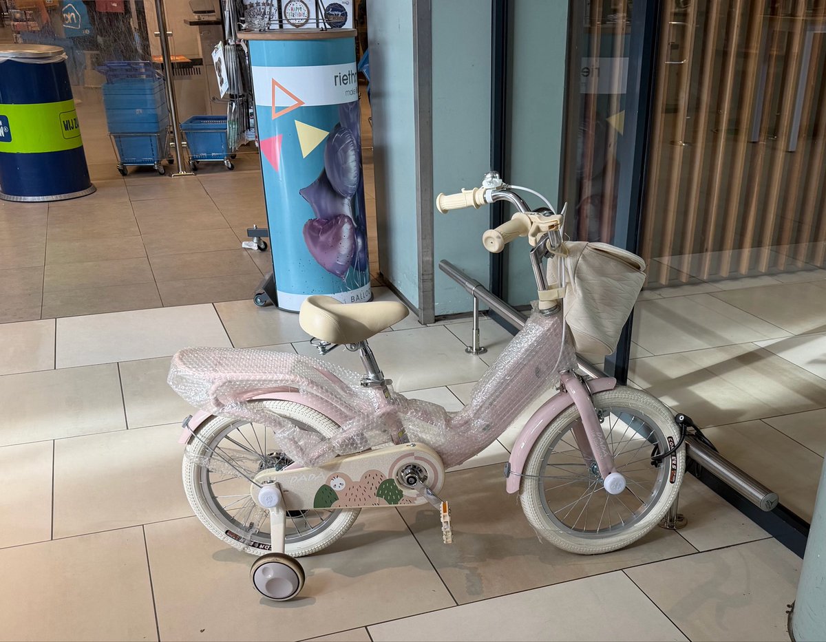 meermannetje's tweet photo. Weet t natuurlijk niet hè, maar gok dat dit de dochter is van een taxichauffeur uit Vietnam. https://t.co/JcFc17PTyf
