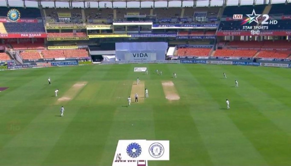 BluntIndianGal's tweet photo. Ravi Shastri dropping this statement in commentary🔥🥶

"Look at the stands. You rarely saw this when Virat Kohli was playing. Whether people like it or not, he brought fans to Test cricket. The atmosphere just feels different without him" https://t.co/kRidHfEvGn
