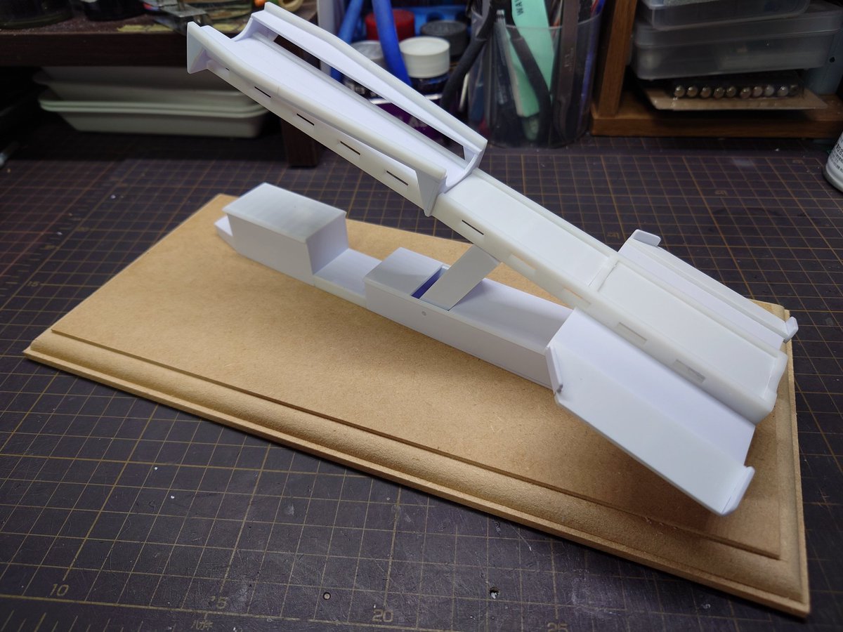 hiro_cyber's tweet photo. ウルトラホーク１号作成中
キットに飾り台が付属されていないので、架台をスクラッチしましたよ。 https://t.co/1CY7GZw9gx