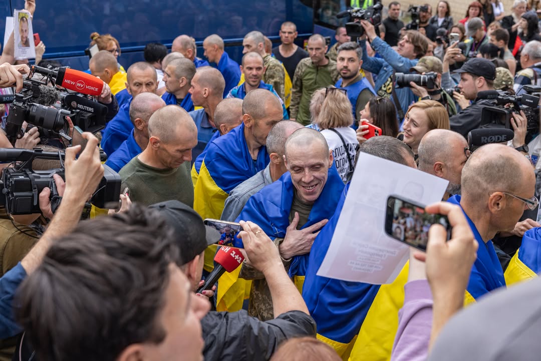 ZelenskyyUa's tweet photo. Все, що фіксують українські журналісти, – це наша правда про цю війну та докази російських злочинів. І важливо, щоб ця робота була якісною та сприяла відповідальності за всі злочини й удари Росії проти життя. Дякую журналістам, усім працівникам та працівницям медіа, які працюють заради України та показують світу, що доводиться проживати нашим людям і як ми боремося за свою незалежність.

Сьогодні ми дякуємо й усім небайдужим іноземним медійникам, які на правильній стороні історії та не дають світу забути чи замовчати те, що відбувається в Україні. Саме така активна підтримка допомагає нам отримувати допомогу на політичному рівні.

І всі ми маємо берегти памʼять та шанувати внесок у нашу боротьбу тих журналістів, які загинули через цю війну.

З Днем журналіста!