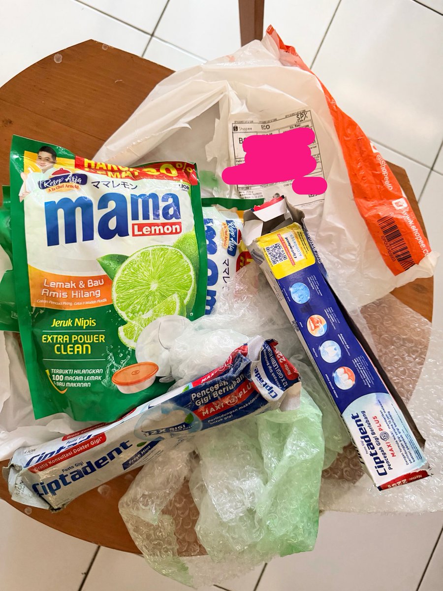 koosamoo's tweet photo. sad banget voucher hasil ngewar ngga kepake maksimal karena ada yg ngga kekirim sama shopee 😭😭😭
mana mama lemon bocor kemana-mana jadi basah semua paketnya. udah nelpon cs katanya cuma bisa pengembalian dana. yaudahlah… memang rezekinya begitu 😔 https://t.co/FKgtLuPjKf