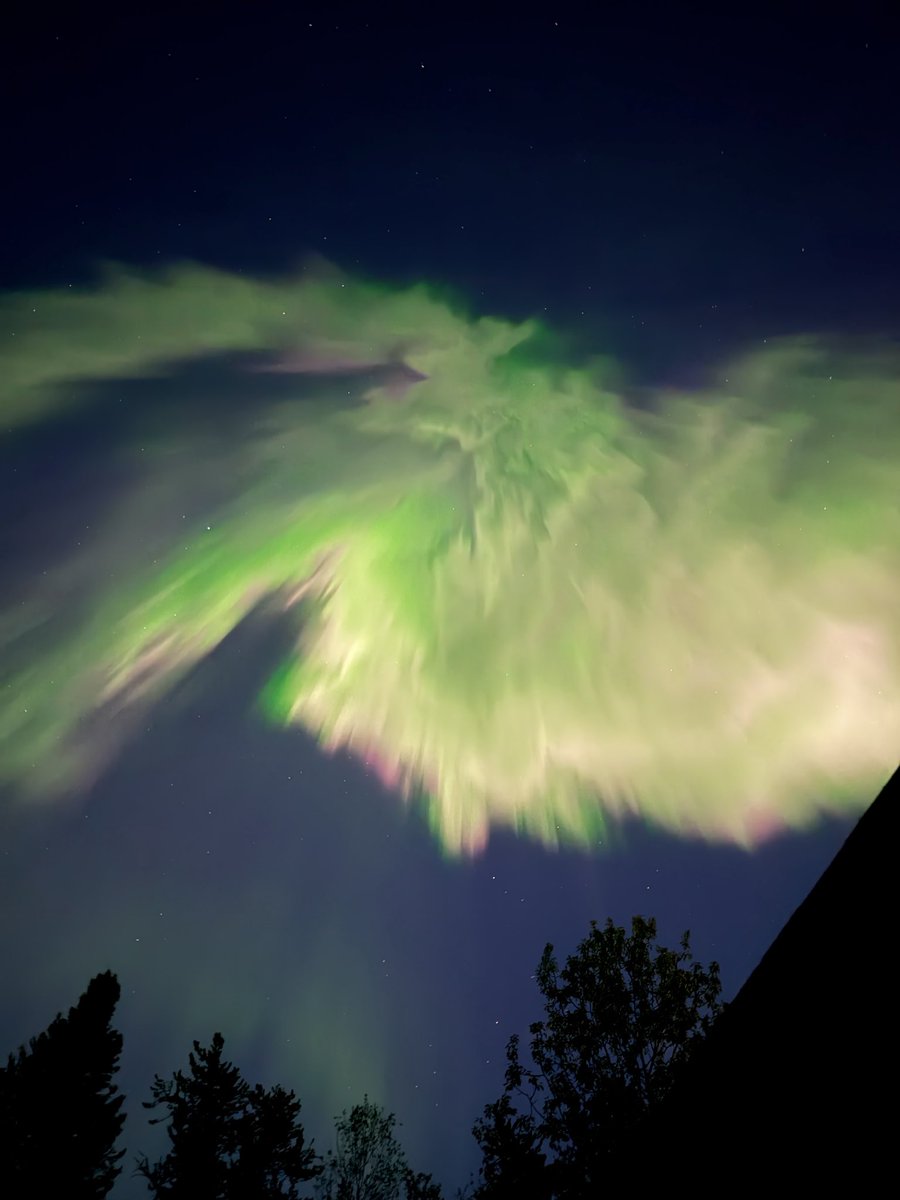 rjayroldan's tweet photo. Omg!!!  This aurora just exploded now https://t.co/c5pBgU4Q8f