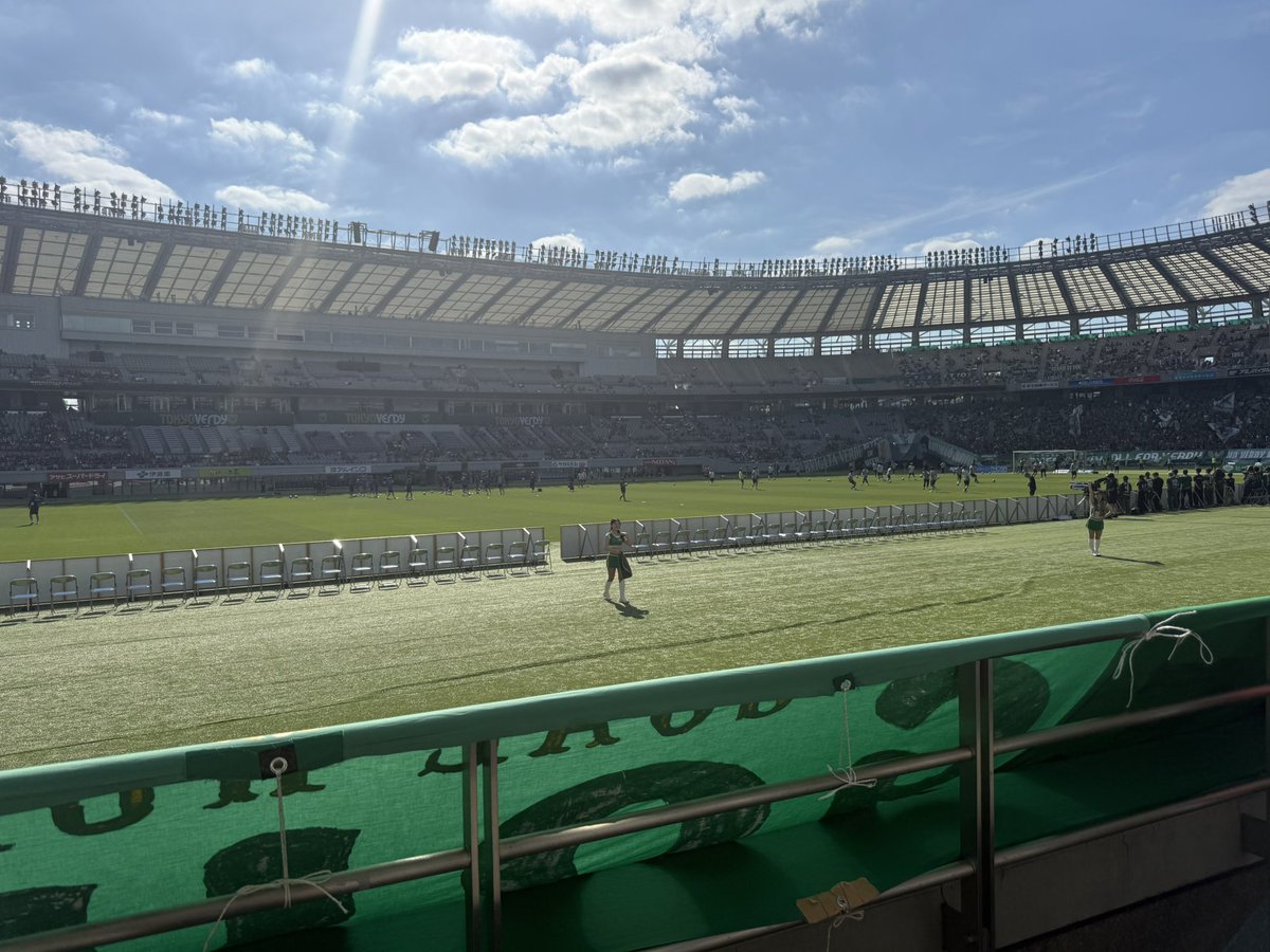 uv0015's tweet photo. 逆光エグくて何も見えん
今日当たったチケットはヴェルディvsガンバ
招待チケ当たってなかったらジェフの試合観に行った気もするけど
ACL2優勝チームが見れると考えたらラッキーかな https://t.co/UC6EsRRHMX