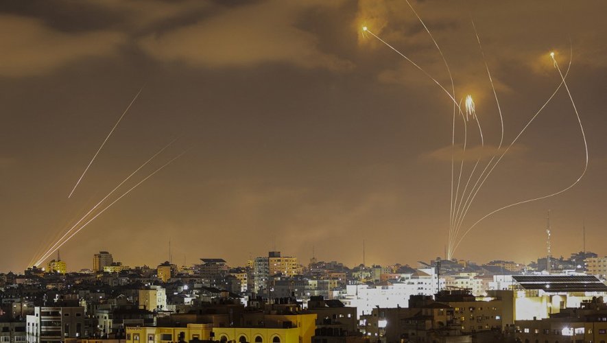 PontazFR's tweet photo. L’#Iran a tiré des #missiles sur le #Koweït et #Bahreïn, plusieurs d’entre eux interceptés par l’armée #américaine

https://t.co/qvda5GUcul https://t.co/yRi5SRgjLK