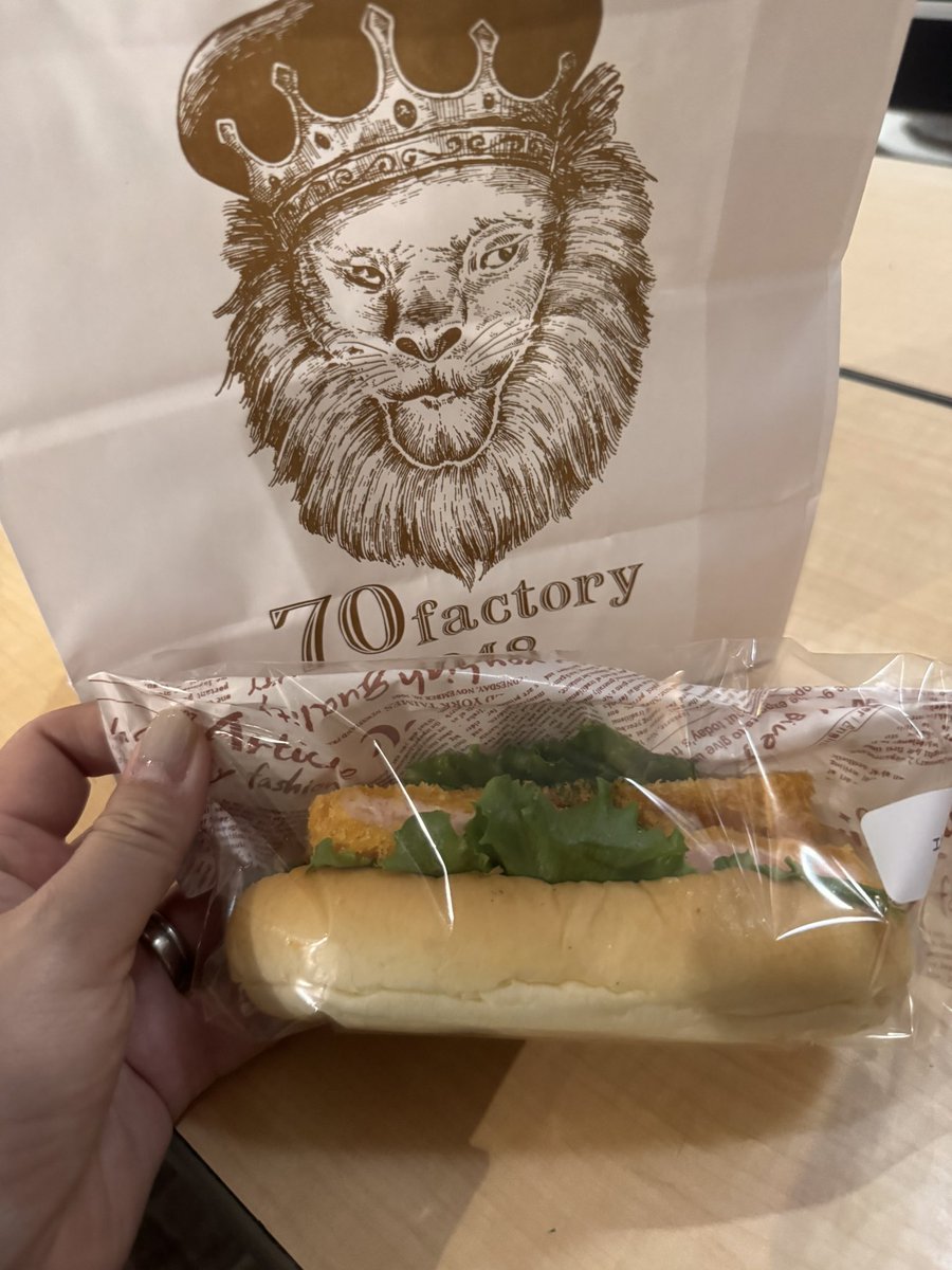 yo828_'s tweet photo. 娘の学校の文化祭行ってきた
もうこれで最後なのねー😂
学校にはバスで行って、多分100メートルも歩いてないんだろうけど、さすがは九州イチ過酷と言われる通学路、学校着いたら息が上がってた💨娘が痩せる筈だわ😩
キッチンカーもきてていろいろ食べちゃった😋 https://t.co/E0y73dJCdP