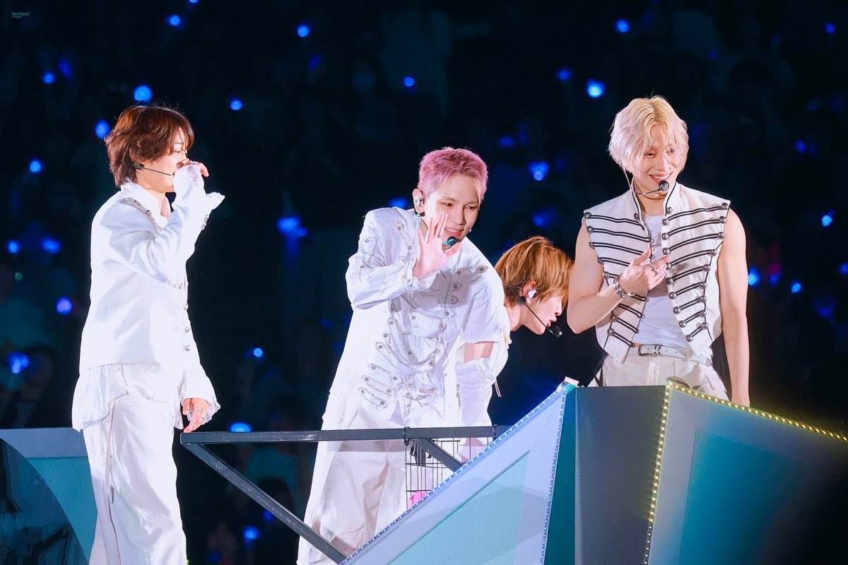 Taemin_Sea's tweet photo. Cuties together look so happy. 
I love these photos of #Taemin #Key and #Minho 🤩🐣💛 https://t.co/H84qtlIf2l