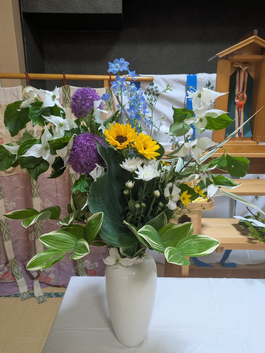 HitakaJinja's tweet photo. 本日は水沢諸流華道会による花供養が行われました✨
一人一人が花瓶にお花を挿して奉納しました💐
その後にオカリナの素敵な演奏がありました😌 https://t.co/OLvIRsbyKp