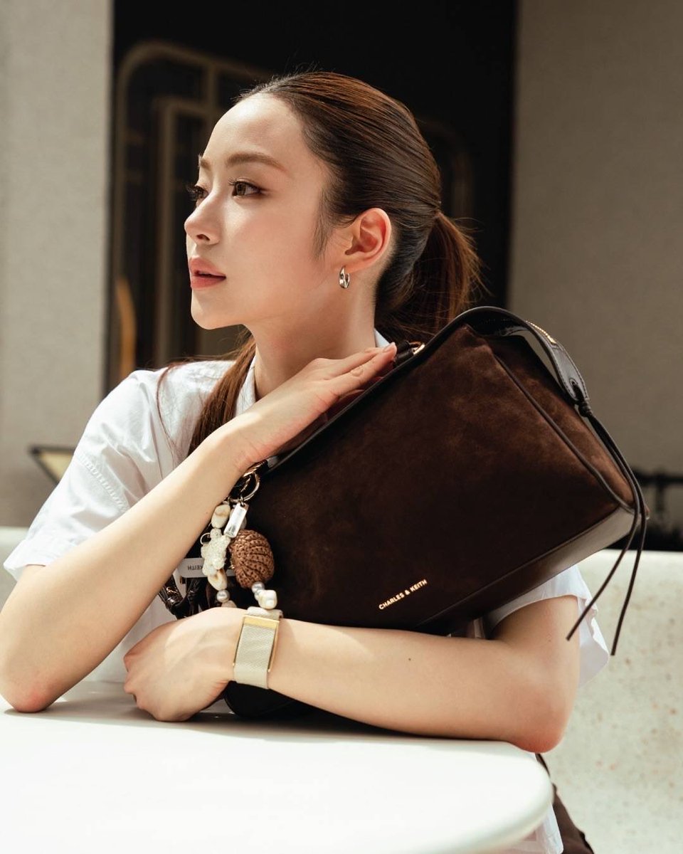 MIUHOUSE_TH's tweet photo. สวย แล้วก็สวยกระเป๋าสวยคนถือก็สวย กระเป๋าของ charles&amp;keith นะคะ 🤎

📸260606
ig : mmiunatshaa https://t.co/JXGl1Lseee