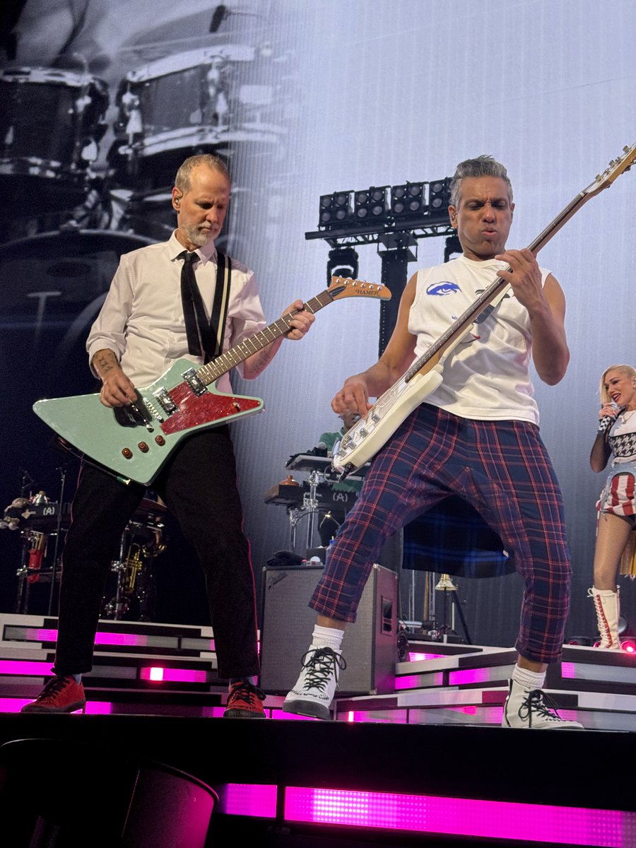 Voncaster1's tweet photo. I saw @nodoubt on May 27 at the @SphereVegas! It was my first time seeing @nodoubt. Amazing energy from the band!

(1 of 2) https://t.co/qTsO4Nhy1A
