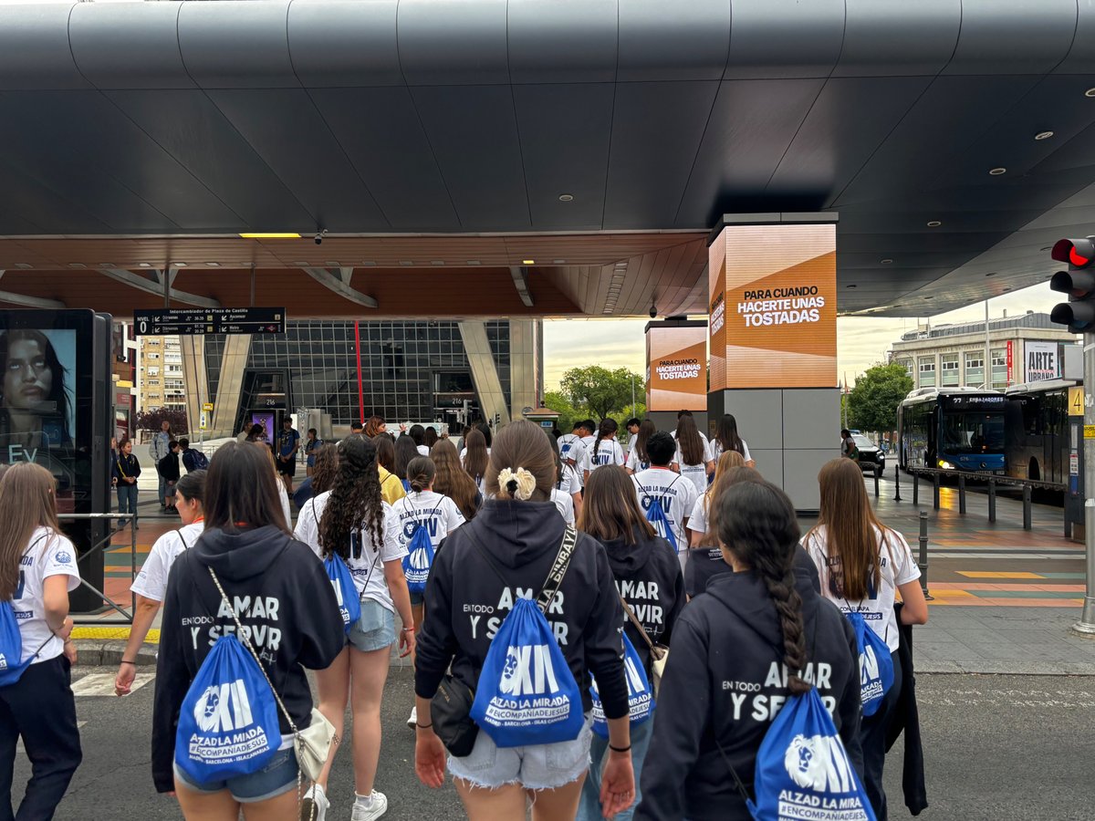 educsi's tweet photo. Tras la primera noche de saco y esterilla, los grupos que duermen en @PadrePiquer se dirigen a @CNSRecuerdo para comenzar el día ☀️

#AlzadLaMirada #EnCompañíaDeJesús https://t.co/DWJplTfG6P