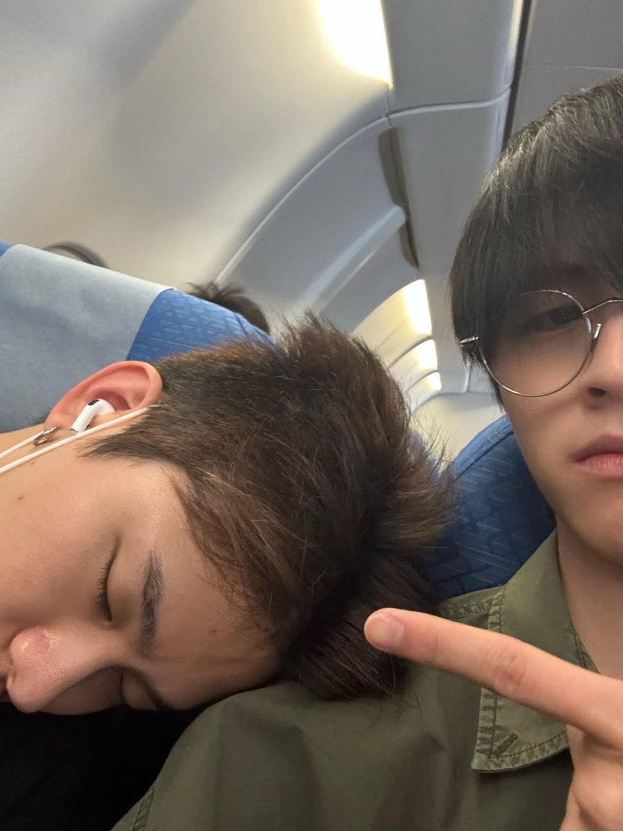 ffdymss's tweet photo. น้องเอเอฮีซึนปะ ปกติเวลาพี่ไทยมาซบมาใกล้ ฮีชอบทำเป็นไม่เอาาา อย่ามาจับ!! แต่เนี่ยตอนพี่หลับแล้วมาซบ ฮีก็ยอมให้ซบไหล่อะ แถมแอบยกกล้องขึ้นมาถ่ายด้วยซ้ำ ออกแนวรักนะแต่ไม่แสดงออกมาก🥹 https://t.co/u4D3b7txiN