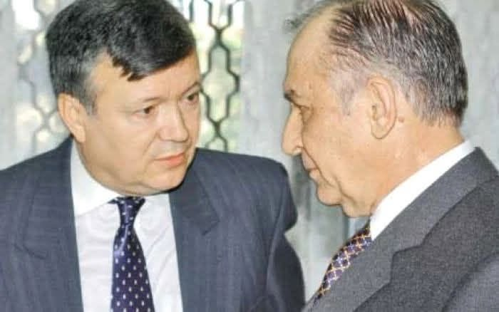Saptecai's tweet photo. Tl;dr: AUR și aliații săi apără instituții vechi și inutile, pline de sinecuri, unde banii publici sunt pesedizaţi la mare artă, pe care le prezintă ca fiind "patriotice" și "anti-sistem".

Sorin Sipos pe Facebook:
"AUR a învelit sistemul securistic și hoția în tricolor și le-a făcut de neatins.
Am aflat azi, în Senat, că a desființa sinecurile e antiromânesc și fascist. Dacă vrei să trimiți acasă politicieni expirați sau penali ataci “fibra poporului român”.
Un senator din grupul PACE, o extindere politică a AUR,  a explicat că USR e „fără Dumnezeu, fără țară, fără neam" și anti omenesc pentru că a cerut desființarea a cinci  instituții care cheltuie 26 de milioane de lei pe an fără să producă nimic. Am cerut conducerii Parlamentului să-l sancționeze pentru incitare la ură.
PSD, AUR, PACE și UDMR au votat să păstreze instituțiile create, cele mai multe în anii '90, pentru a da rente, secretare și mașini unor foști politicieni.
Iată ce apără AUR, așa zisul partid anti-sistem:
Academia Oamenilor de Știință: 199 de membri, foști politicieni, unii condamnați penal. 85% din buget merge pe salarii și indemnizații, pe viață! Realizări? Site-ul "e în reconstrucție".
Academia de Științe Tehnice:  95 de membri, 99, 25% din buget pe salarii. Nicio cercetare demonstrabilă, niciun impact în industrie.
Institutul de Studii Avansate pentru Cultura și Civilizația Levantului: buget de 3,36 milioane lei în 2025, creat pentru fostul președinte Emil Constantinescu.
Institutul Român pentru Drepturile Omului: 30 de ani de existență, doi directori fără limită de mandat, un institut fantomă cu finanțare constantă.
Institutul Revoluției Române din Decembrie 1989:  creat în 2004 cu primii 25 de membri numiți direct de Ion Iliescu, cu statut pe viață. AUR îl păzește acum.
Ce inversare totală de valori: partidele care vor să modernizeze statul și să-l pună în slujba oamenilor sunt “sistemul”, iar cei care apără sinecuri, create de Ion Iliescu și PSD, sunt “anti-sistem”!
Patriotism înseamnă să păstrezi toate sinecurile intacte. Să ceri desființarea lor înseamnă că nu iubești România.
Parcă am adormit cu toții și ne-am trezit în Senat, în anii 1990, când FSNul avea majoritate.
Foto: Pe cine apără AUR? Alexandru Mironov, membru în conducerea Institutului Revoluției, căruia i s-a revocat certificatul de revoluționar."
https://t.co/aZKOe4fJsj