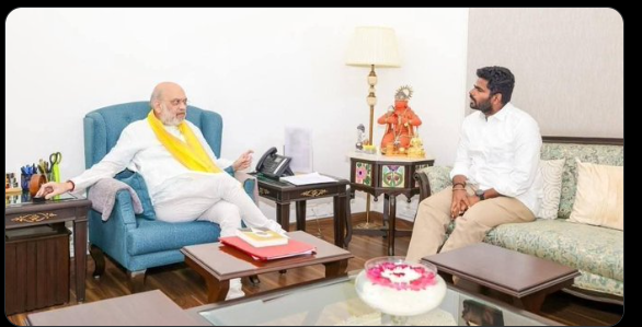 ramki_b's tweet photo. Totally enterraining analysis by our body language experts! @annamalai_k pose just conveys respect, its how a normal person sits before a senior, elder person who they respect a lot! nothing more nothing less. https://t.co/kTvmco30Hn