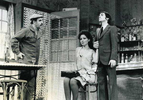 Generations7080's tweet photo. Vous aussi, vous aimeriez revoir au Théâtre ce soir ?
Avec les décors de Roger Hart et costumes de Donald Cardwel... toute une époque ! 😍
Au théâtre ce soir est une émission de télévision de Pierre Sabbagh diffusée en alternance entre les première et deuxième chaînes de l'ORTF puis sur TF1 (après l'éclatement de l'ORTF) du 9 juillet 1966 au 22 février 1986.
Quelques chiffres :
- 416 pièces
- 20 ans de diffusion
- Plus de 800 comédiens