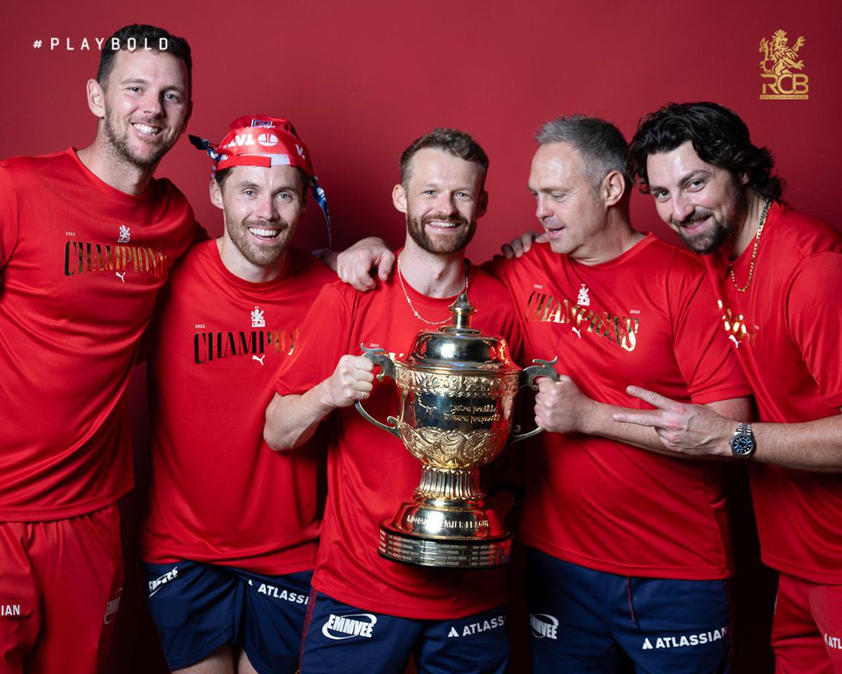 RCBTweets's tweet photo. Aussies and Englishmen celebrating a trophy together: you’ve never seen this before. 😂🏆❤️

#PlayBold #ನಮ್ಮRCB #IPL2026 https://t.co/UGiXX3z2x0
