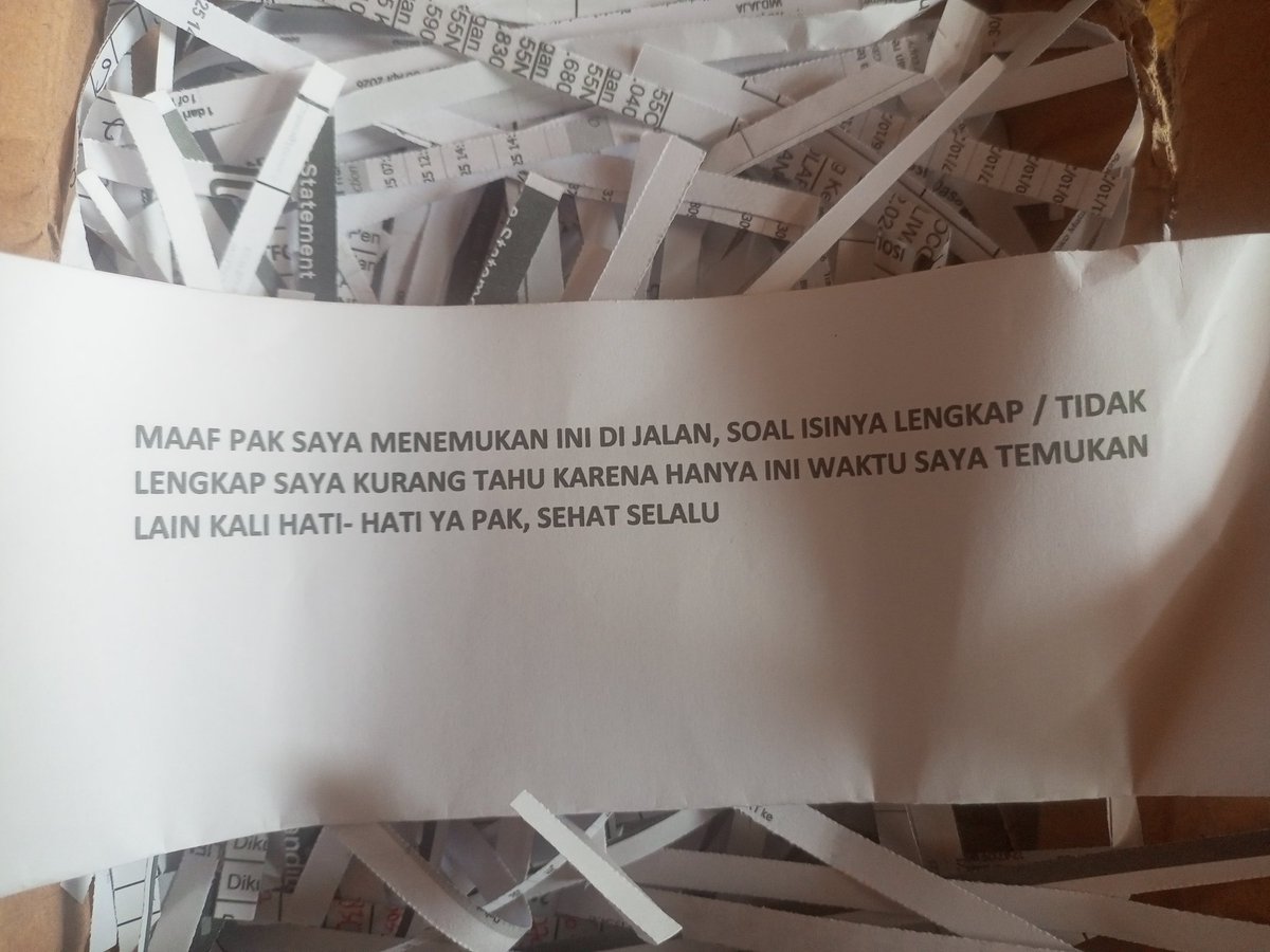 _hu_manpa_per's tweet photo. Ya Allah Alhamdulillah terima kasih orang baik, dompet ayahku hilang, ini tadi ada paket, aku unboxing isinya dompet ayahku 😭🙏 https://t.co/xLKiHwlaAH