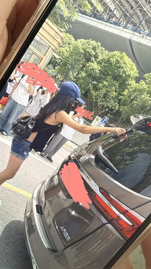 kimreyes's tweet photo. she really stuck her phone to the back of the car to film the members? CRAZY leave them alone 😭 https://t.co/7Wa0DRULzg