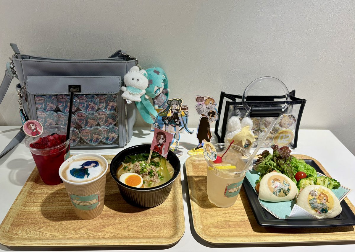 panchanfox's tweet photo. 圧倒的にRPのFF様撮影の方が良い画像😂
私が撮影したのセンスのかけらもない！

クランベリージュース好き！
担々麺はちょっと麺茹ですぎな感じだったかも？味は普通担々麺。

コーヒーはイラストKAITOさん、これスティックタイプで売られてるのインスタントカフェラテと同じ味ですw https://t.co/KcQt5vjkhm