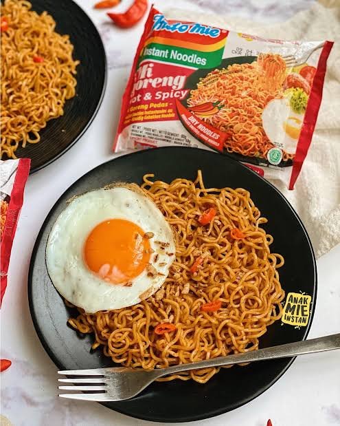 aabjad's tweet photo. team yang bumbu dulu juga. 
kalo bikin mie goreng
sambil nunggu mie nya dimasak saya siapkan bumbunya di piring. 
setelah mienya mateng, tiriskan
lalu tuang ke atas piring yang sudah ada bumbunya. 
begitu mie nya siap
eh diminta anakku
😀😀 https://t.co/OHHgqNo7Lm