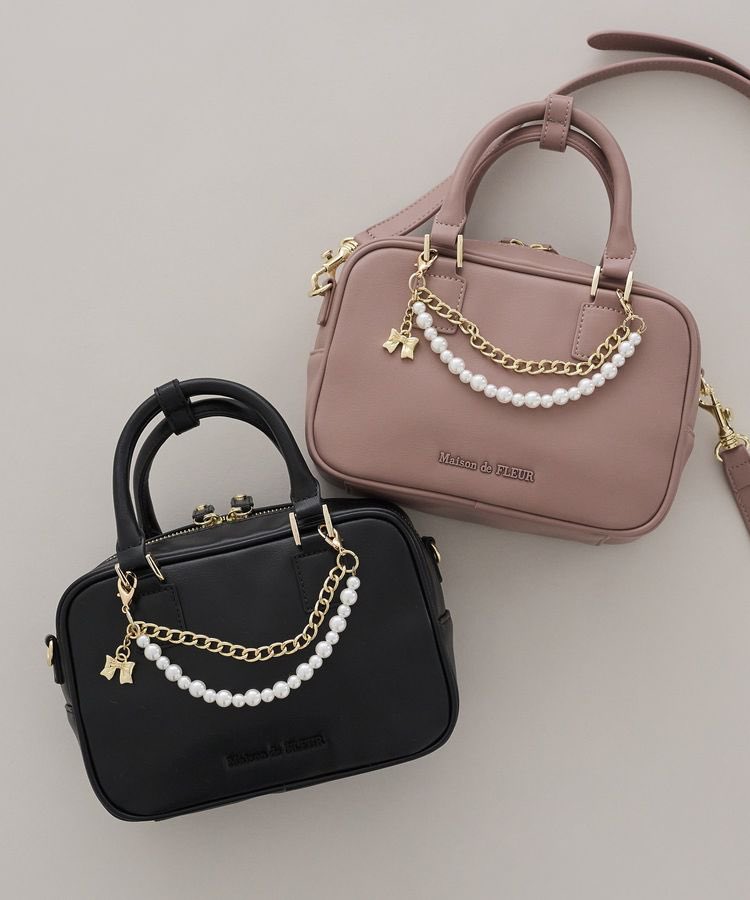 MaisondeFLEUR1's tweet photo. ＼Petit Luxe Series／
大人フェミニンなバッグシリーズ
スカーフ付きの人気デザインは、ツイード素材で春らしい印象に。
レザー調のバッグは2型をラインアップ。
オリジナルチャーム付きボストンと、パールリボンをあしらったキルティングデザイン。

詳細はこちら▽
https://t.co/G9Gc3eOsc8 https://t.co/F0jf7cEsiI
