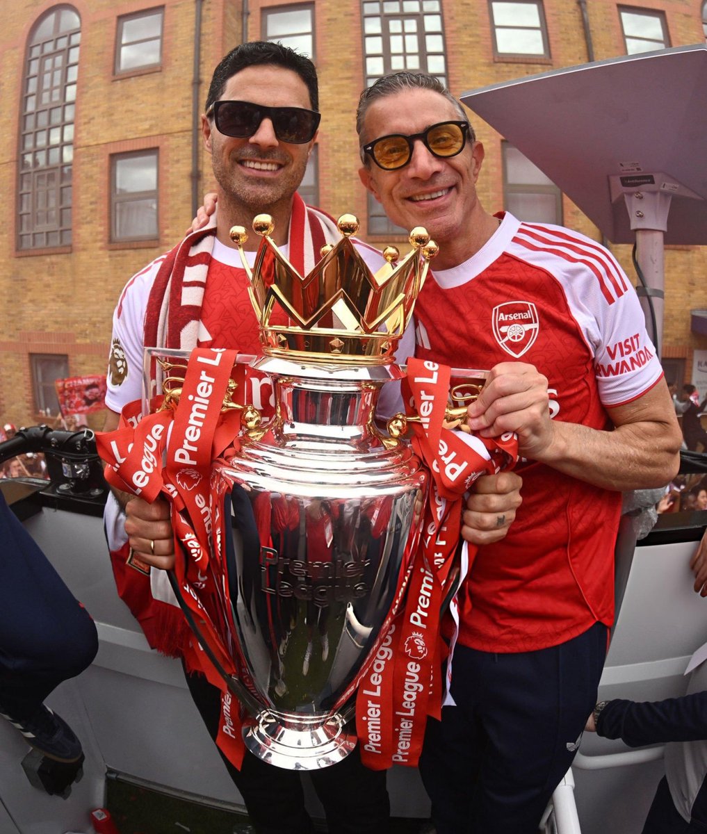 Saka_army247's tweet photo. Manchester United after Alex Ferguson:
David Moyes
Ryan Giggs
Louis Van Gaal
José Mourinho 
Ole Gunnar Solakjaer
Michael Carrick 
Ralf Rangnick
Erik ten Hag                             0 EPL 
Ruud van Nistelrooy
Rúben Amorim
Darren Fletcher

Arsenal after Arsene Wenger:
Unai Emery 
Mikel Arteta.                        1 EPL

If I speak I'm in trouble