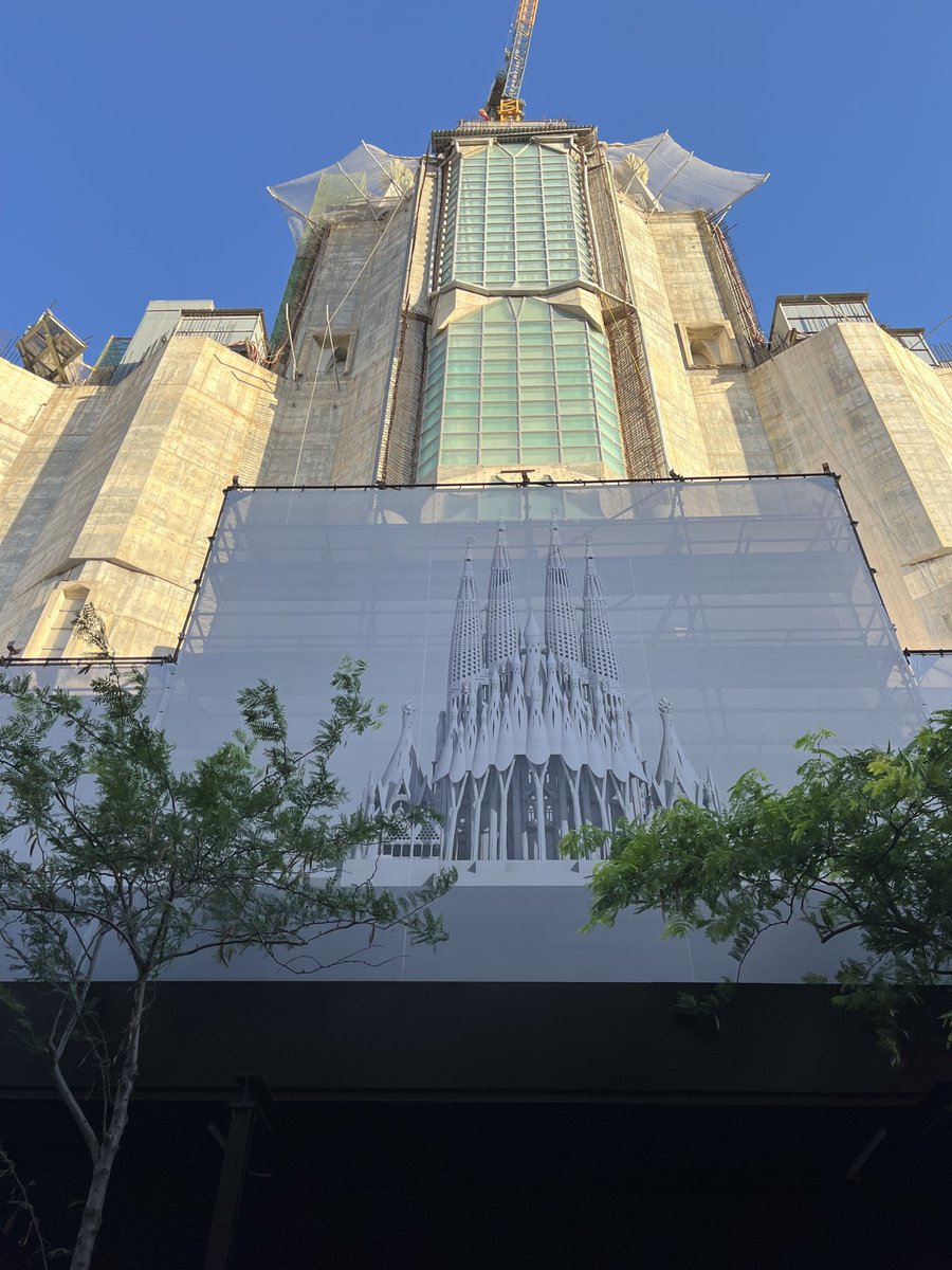 kurichan4's tweet photo. サグラダファミリアは未完成！
6月10日にはイエスの塔の落成式が
ローマ教皇によって行われますが
手つかずの栄光の門の現状がこちら👇
完成予想図だけが目立ってます😆

#サグラダファミリア #未完成
#栄光の門 #バルセロナ https://t.co/IfFkv3mG1y