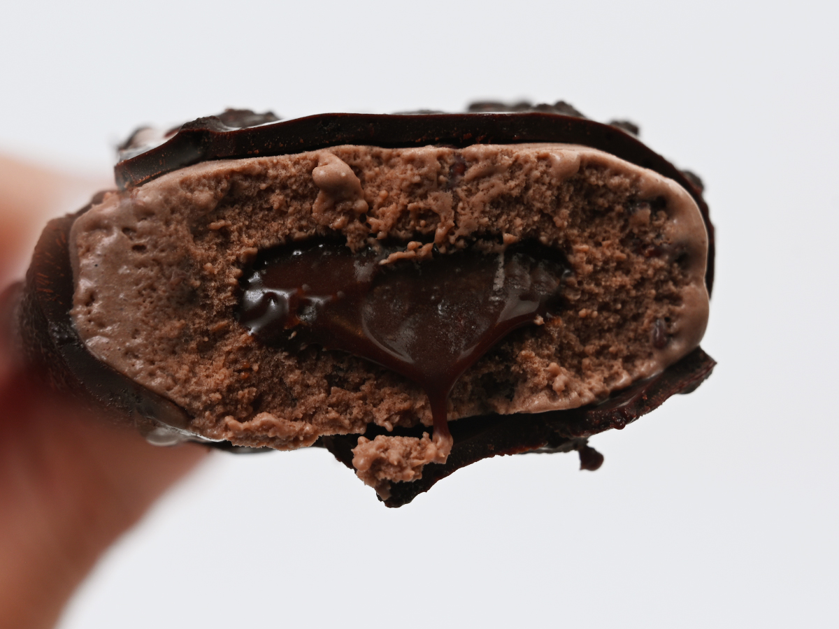 icemania's tweet photo. ファミマでGODIVAの本格派チョコバー絶賛販売中!!🍫

ゴディバ『とろけるフォンダンショコラ バーアイスクリーム』

ココアクッキー入りビターチョコ×濃厚チョコアイス×とろ〜りチョコソース。チョコにチョコを重ねた本格派のチョコづくしアイスバーです😋

ファミマ限定・数量限定。価格：378円（税込��
