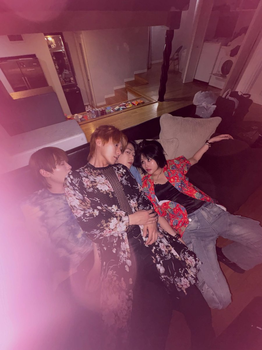 SooshiBaby's tweet photo. this pic as gay as fuck but i cant explain why https://t.co/P7KiAyzGkz