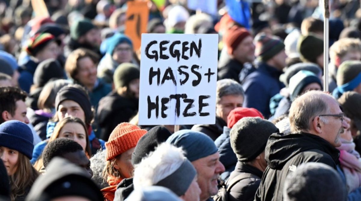 deadqueen666's tweet photo. Wenn Linke,  Anhänge von "unserer Demokratie" gegen sogenannte "Hass und Hetze" demonstrieren, geht es um die eigene Profilierung als "Gutmensch", der gegen "Nazis" kämpft.
Wer überall #Nazis sieht, auch in mir, einer Migrantin, leidet der nicht an einer Angststörung?
#demokratie https://t.co/fbstaC5PAa