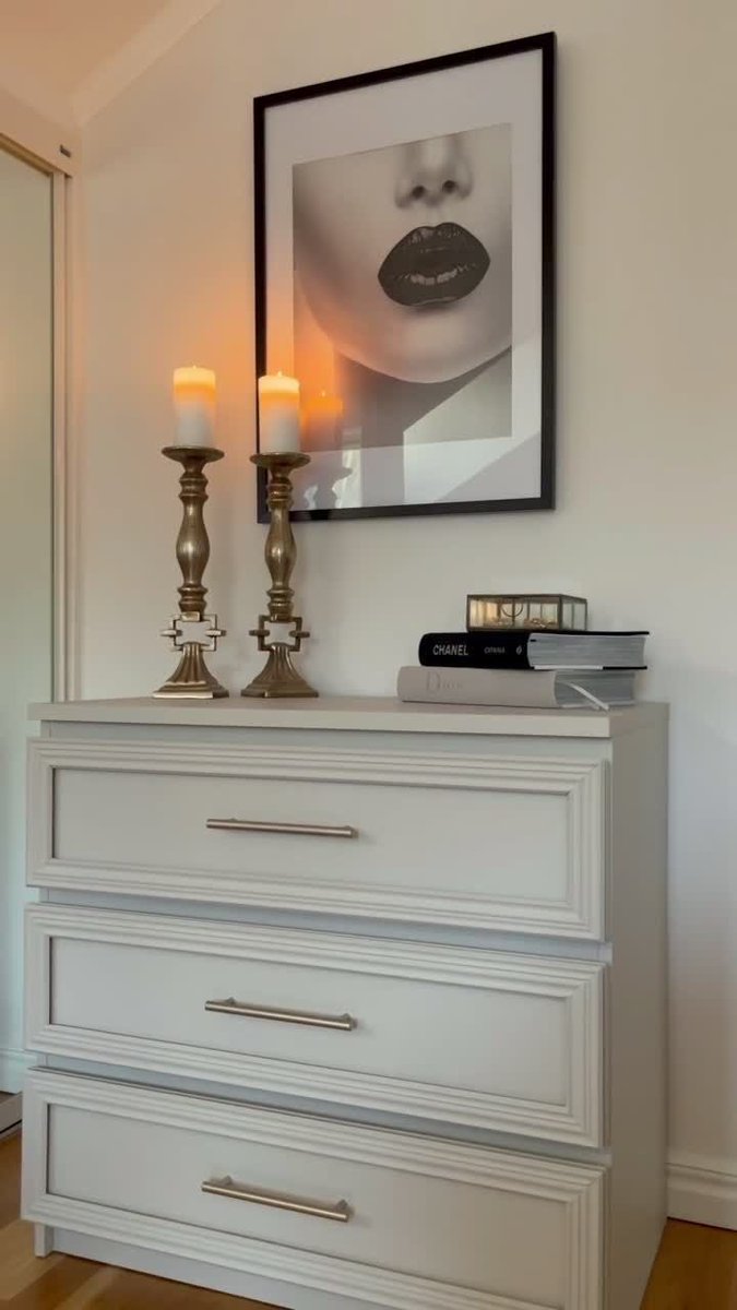 PreppyPaula's tweet photo. No es mal momento para recordar que los muebles de Ikea, y en especial los Malm y Hemnes, son de los más fáciles para redecorar 💡 

Pasa de un mueble anodino y básico a otro de diseño con unas molduras, tiradores y pintura ☺️ https://t.co/ivUsCXw3fs