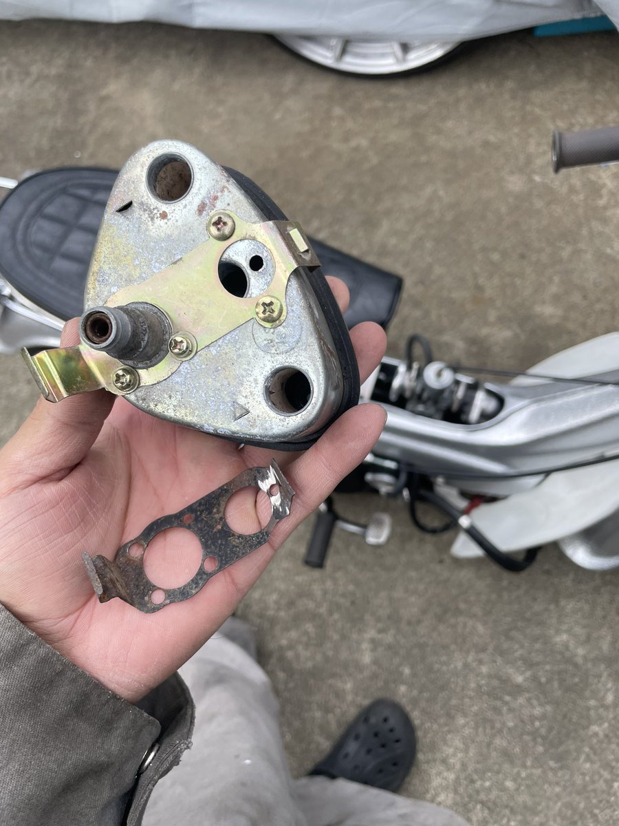 wareranood's tweet photo. シャリーのメーター裏の金具が割れてて走ってるとメーター飛び出してくるから中華メーターの金具だけ使って止まるようになった https://t.co/mrjNdopu3R