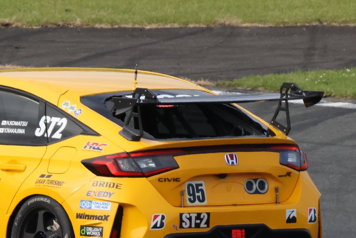 defD11's tweet photo. 95号車スプーンシビック、
リアウインドウ粉々です。
#富士24時間 #Fuji24h #S耐 #スーパー耐久 https://t.co/7XzRdyH6BH