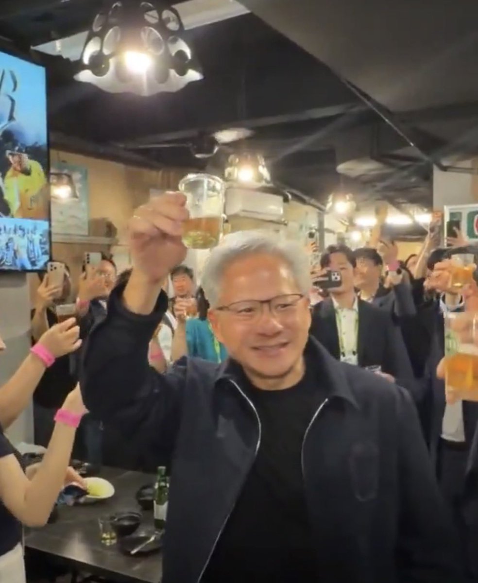 TraderKP_TH's tweet photo. Jensen ออกจากไต้หวันปุ๊บ… บินต่อเกาหลีปั๊บ

ตอนนี้ดูเหมือน Jensen Huang ไม่ได้เป็นแค่ CEO ของ Nvidia แล้ว แต่กำลังทำหน้าที่เหมือน “รัฐมนตรีต่างประเทศแห่งวงการ AI” มากกว่า

คืนวันศุกร์เริ่มต้นด้วย “Barbecue Diplomacy” หรือการทูตผ่านร้านปิ้งย่างในย่าน Seongsu-dong โดยมีบิ๊กบอสจาก SK Group, LG, Naver และ Hyundai Motor มานั่งโต๊ะเดียวกัน

คุยอะไรกัน ?

ชิป AI, HBM, หุ่นยนต์, Physical AI และห่วงโซ่อุปทาน AI ของโลกในอีก 10 ปีข้างหน้า

พูดง่ายๆ คือ กลุ่มบริษัทที่ขับเคลื่อนเศรษฐกิจเกาหลี กำลังนั่งเจรจากับชายคนเดียวที่ถือกุญแจของอุตสาหกรรม AI โลกอยู่ในมือ

วันจันทร์ Jensen จะไปเยือนสำนักงานใหญ่ Naver 1784 ซึ่งถือเป็นหนึ่งในศูนย์วิจัย Robotics และ Digital Twin ที่ล้ำหน้าที่สุดของเอเชีย

Naver อยากสร้าง “AI Stack ของเกาหลี”

ส่วน Nvidia ก็อยากเป็นคนขายพลั่ว ขายเครื่องจักร และขายไฟให้กับเหมืองทองคำแห่งนี้

ระหว่างทางยังมีการพบกับสตาร์ทอัพ AI และ Robotics ชั้นนำของเกาหลีแบบปิดห้องคุยกัน ไม่ว่าจะเป็น Upstage, Krafton และบริษัท AI รุ่นใหม่อีกหลายแห่ง

แต่สิ่งที่น่าสนใจที่สุด…

ท่ามกลางตารางประชุมระดับล้านล้านดอลลาร์ Jensen ยังหาเวลาไปออกรายการวาไรตี้เกาหลี และไปขว้างลูกเปิดสนามเบสบอลได้อีก

ไต้หวัน → เกาหลี → ผู้บริหารกลุ่มทุนใหญ่ → สตาร์ทอัพ AI → รายการทีวี → สนามเบสบอล

Jensen Huang อาจไม่ได้กำลังบริหารบริษัทชิปอยู่แล้ว

เขากำลังสร้าง “พันธมิตร AI ของโลก” ทีละประเทศต่างหาก.