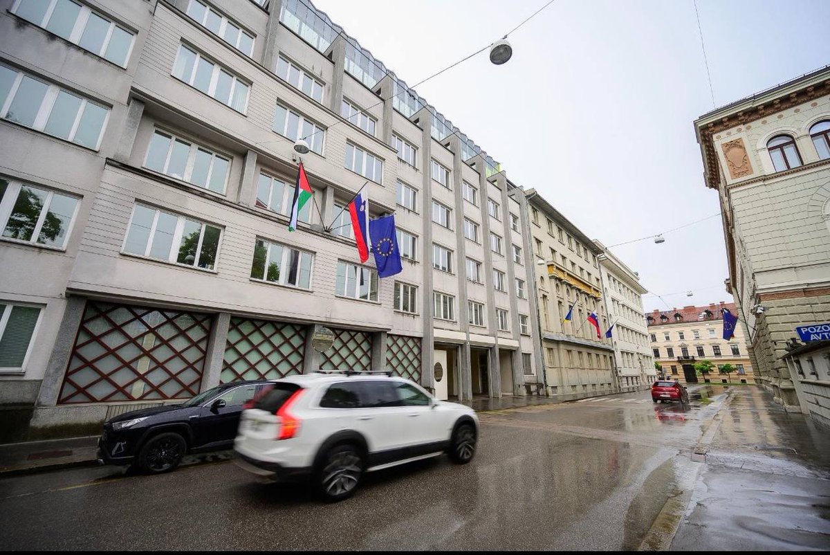 Pbi_Fr's tweet photo. Le palais présidentiel #slovène a hissé un drapeau palestinien vendredi, au lendemain de son retrait de la façade du bâtiment gouvernemental par le nouveau gouvernement, suite à la alternance politique à Ljubljana.

#Palestine https://t.co/qLeUFToObF