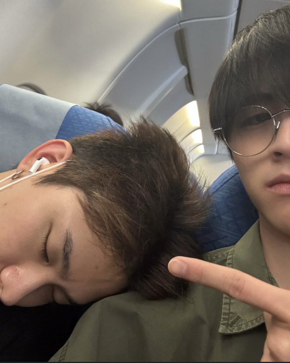 sunseadiary's tweet photo. ถ้าพี่ขุนคือคนที่น้องเอเอรักอยากเล่นด้วย พี่ไทยก็คือคนที่น้องเอเอรักอยากแกล้งอะ รักเหมือนกันแต่ขอแกล้งหน่อย 55555555 https://t.co/kWYuYlGfkK