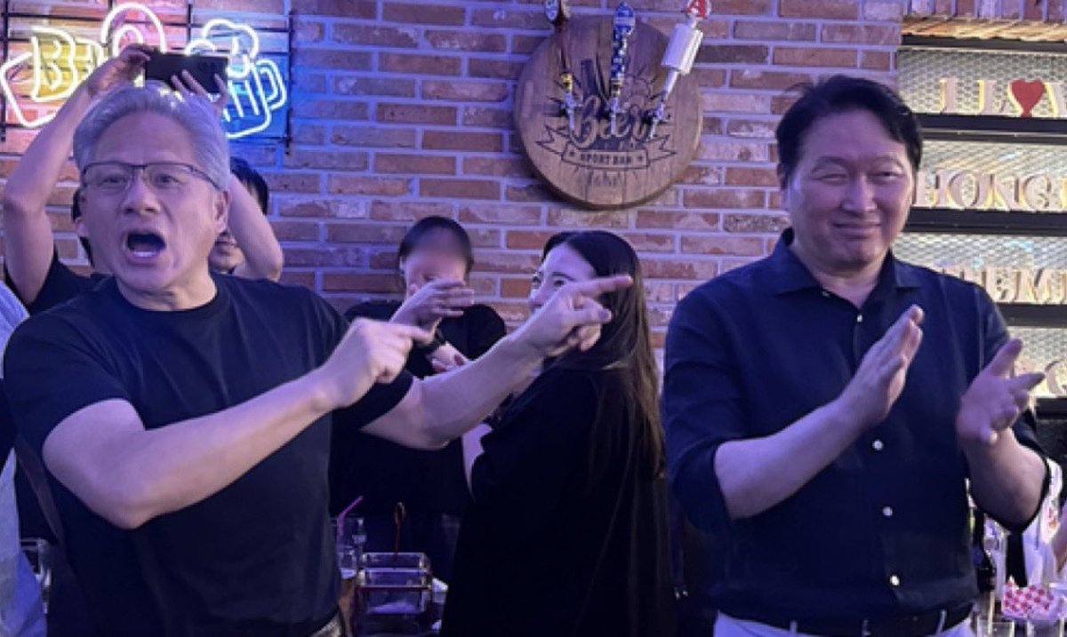slow22c's tweet photo. <공교롭게도>

최태원이 젠슨황 앞에서 골든벨 울리던 그 순간에 독일 증권시장에 상장된 하이닉스 주가가 전세계적 반도체 패닉셀 영향으로 20% 빠져 버림 https://t.co/sfjs6IY0vA