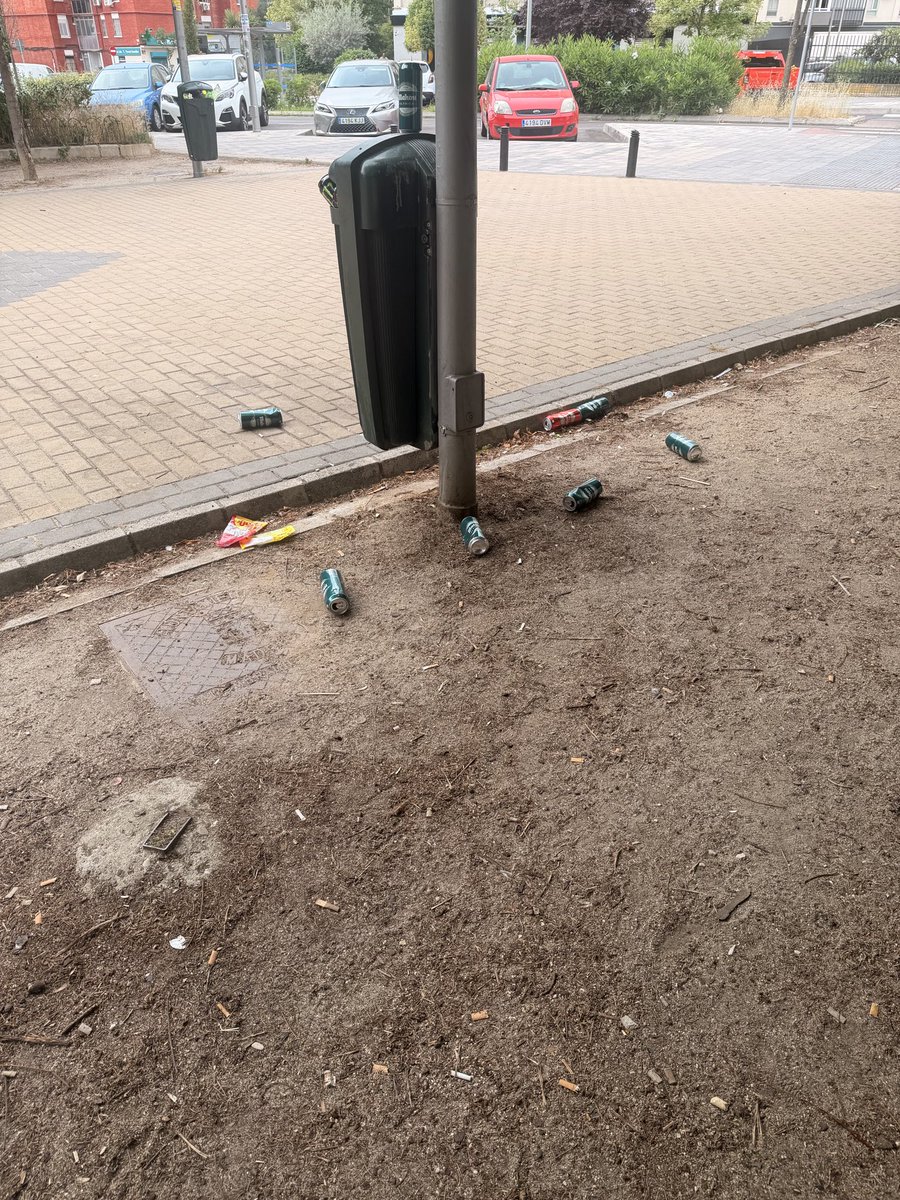 AntonioLS94's tweet photo. @MADRID Parque Ciudad de los Ángeles, Villaverde. Todos los dias amanece así. Llamas a la @policia y ni se molestan en bajarse del coche. Hoy se ha cortado mi perra con un cristal entre las zonas verdes por no hablar de las necesidades que hacen entre los arbustos. ALUCINANTE https://t.co/0mxHuSt0pS