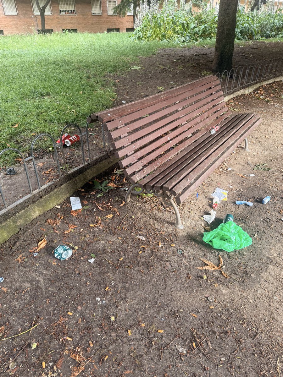 AntonioLS94's tweet photo. @MADRID Parque Ciudad de los Ángeles, Villaverde. Todos los dias amanece así. Llamas a la @policia y ni se molestan en bajarse del coche. Hoy se ha cortado mi perra con un cristal entre las zonas verdes por no hablar de las necesidades que hacen entre los arbustos. ALUCINANTE https://t.co/0mxHuSt0pS
