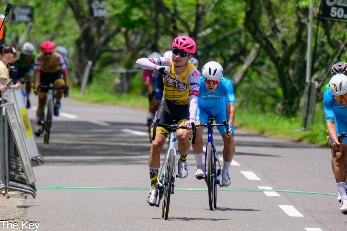Photo_The_Key's tweet photo. JBCF石川クリテリウムの勝者は弱虫ペダル橋本選手。
ラストは一気に加速して集団から頭一つ抜け出しそのままフィニッシュでした。
おめでとうございます！ https://t.co/aQk365l4Gy