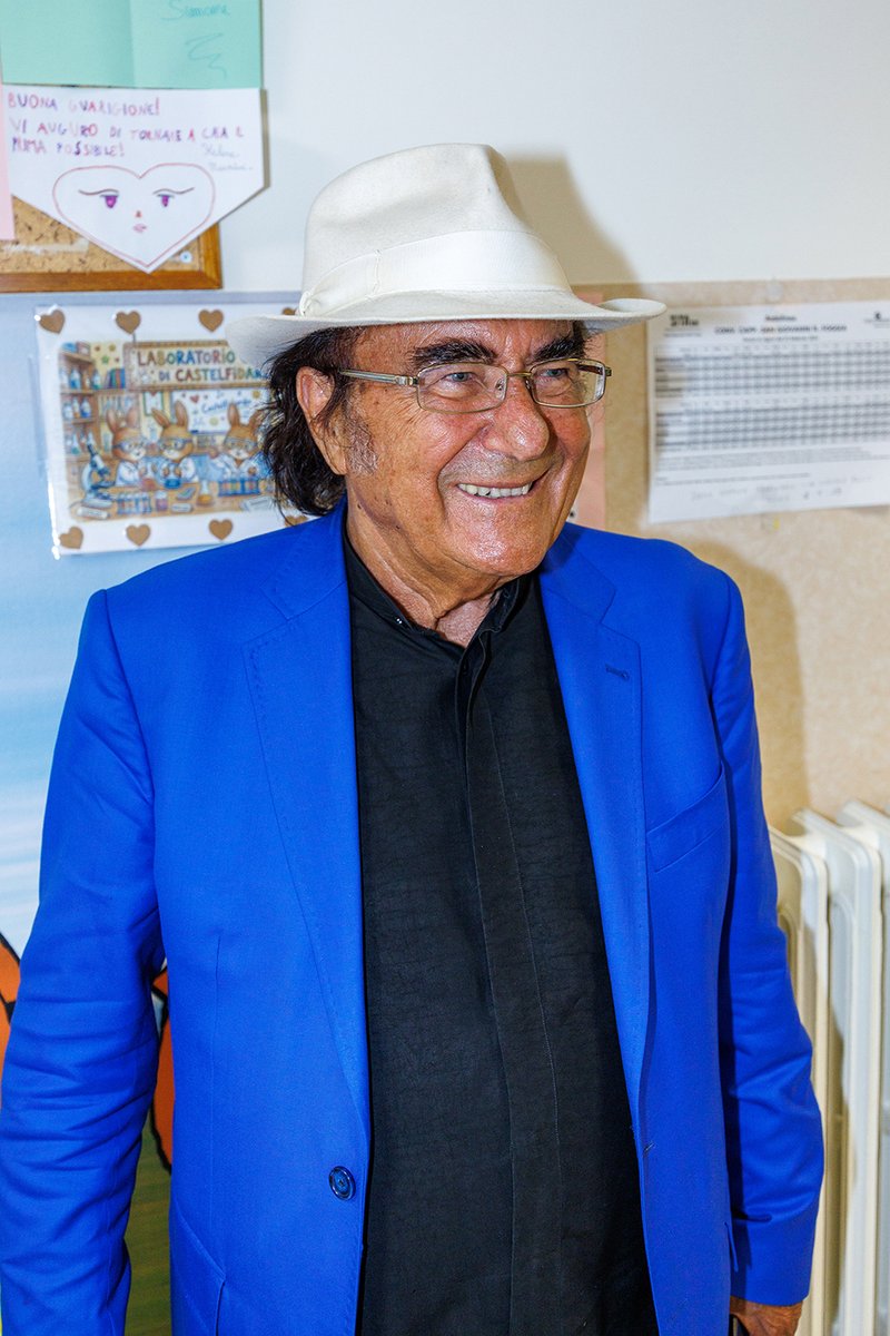 operapadrepio's tweet photo. 👒 Cappello bianco e giacca blu. Giovedì 4 giugno Al Bano si è materializzato in Oncoematologia Pediatrica di Casa Sollievo per portare un saluto speciale ai piccoli pazienti, alle loro famiglie e a tutta l'équipe sanitaria.

🎙️ "Senti nell'aria c'è già, un raggio di sole...." https://t.co/vMmeJP5yqe