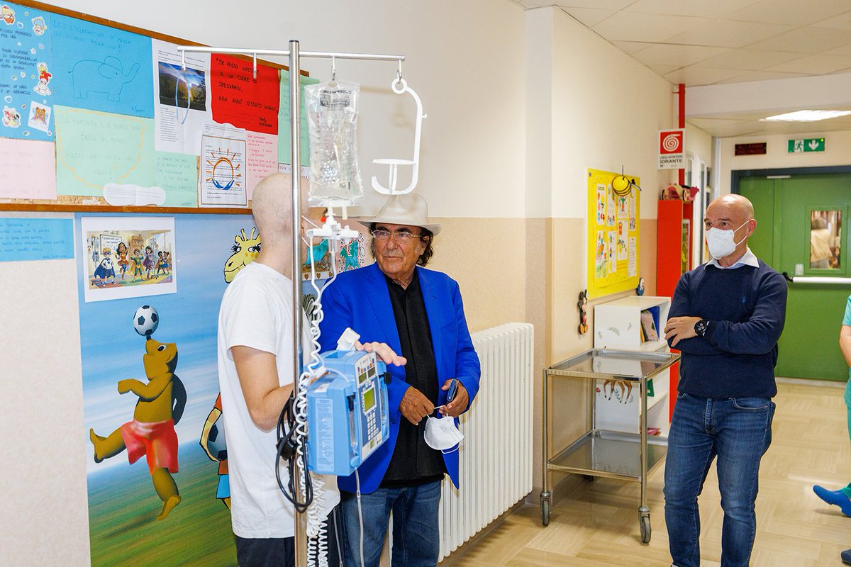 operapadrepio's tweet photo. 👒 Cappello bianco e giacca blu. Giovedì 4 giugno Al Bano si è materializzato in Oncoematologia Pediatrica di Casa Sollievo per portare un saluto speciale ai piccoli pazienti, alle loro famiglie e a tutta l'équipe sanitaria.

🎙️ "Senti nell'aria c'è già, un raggio di sole...." https://t.co/vMmeJP5yqe