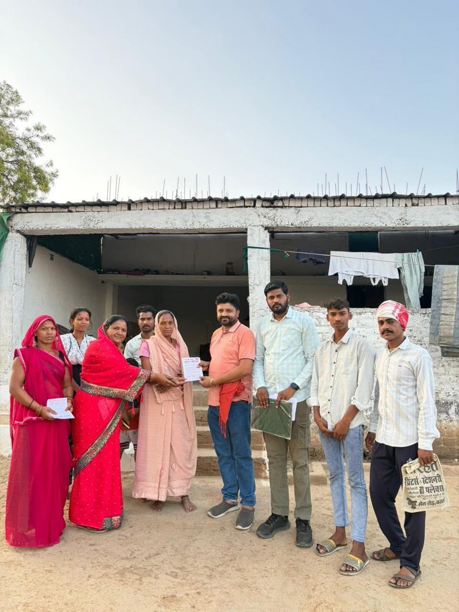 Smalee8744's tweet photo. घर 🏠 घर 🏠 जनसंपर्क हस्ताक्षर ✍️ अभियान मंगसी 
#बरगी_बने_नगर_परिषद ( तीसरा 3️⃣ दिन  )

@DrMohanYadav51 @MlaBargi32333 @jabalpurdm https://t.co/tUMZ7OGkpJ