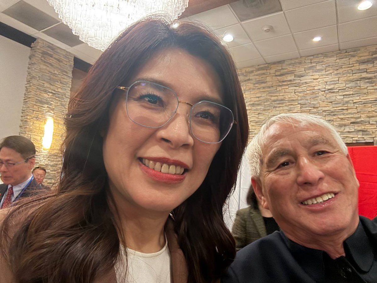 TobyManho's tweet photo. 【有話直說，絕不含糊！海外民運的這記警鐘，該敲響了！】
看過今年洛杉磯六四三十七週年紀念活動的海報 ⁠image_3.png⁠，大家心裡一定都有個大問號。
海報上清清楚楚列著各大參與單位：中國民主黨、六四紀念館、中國人權聯盟、洛杉磯中國民主平台、公民抵抗協會、香港自由民主黨……海外各路反共、民主力量幾乎全到了，但全場獨欠「中國民主黨聯合總部」！
這麼多組織都能團結一致、聯合主辦，為什麼偏偏就他們缺席？是他們自己選擇脫離了全美反共大聯盟，還是他們的政治立場早就和大家背道而馳？
答案，或許就在 ⁠image_2.png⁠ 和 ⁠image_1.png⁠ 裡揭曉了。
兩岸「投共派」舊金山會師：這不是巧合，是現形記！
當海外各界正義之士在洛杉磯中領館前抗議暴政時，中國民主黨聯合總部的王希哲等高層，卻跑到三藩市（舊金山）去跟台灣的鄭麗文「熱烈會師」、握手合影。
這幅畫面，簡直是海外民運的最大諷刺：
 鄭麗文： 台灣藍營內部典型的投共派代表。近年來甘願充當中共統戰的傳聲筒，在台灣販賣投降主義，出賣民主價值。
 王希哲： 頂著海外反共組織高層的光環，卻在中領館前發表尊毛、親共的肉麻言論。現在更帶著組織高層去向台灣的投共派靠攏。
一個是台灣出賣民主的政客，一個是海外背叛初衷的民運高層。這兩股勢力在舊金山合流，說白了，就是兩岸「投共派」的大集結！
為什麼不參加六四聯辦？因為「心」早就變了！
這就完全解釋了為什麼 ⁠image_3.png⁠ 的六四聯合主辦名單裡沒有他們。當別人的核心目標是「勿忘六四、星火不滅、共抗暴政」時，王希哲這幫人的心思恐怕早已飛到如何迎合中共統戰、如何與親共政客拉幫結派上去了。
道不同不相為謀。他們不參加，不是大聯盟排擠他們，而是他們那顆親共、投共的心，早就讓他們自絕於海外反共民主陣營之外！
文浩直言：這件事，必須公開討論、徹底清算！
海外民運不是某些人搞政治投機、兩頭通吃的工具。你想一邊拿著民主的招牌，一邊幹著投共的勾當，門都沒有！
這件事非常值得大家公開好好討論。我們必須撕下這些「偽」民主派的面具，守護海外反共陣營的純潔與骨氣！
#六四三十七週年 #全美反共大聯盟 #拒絕統戰 #認清投共派 #有話直說