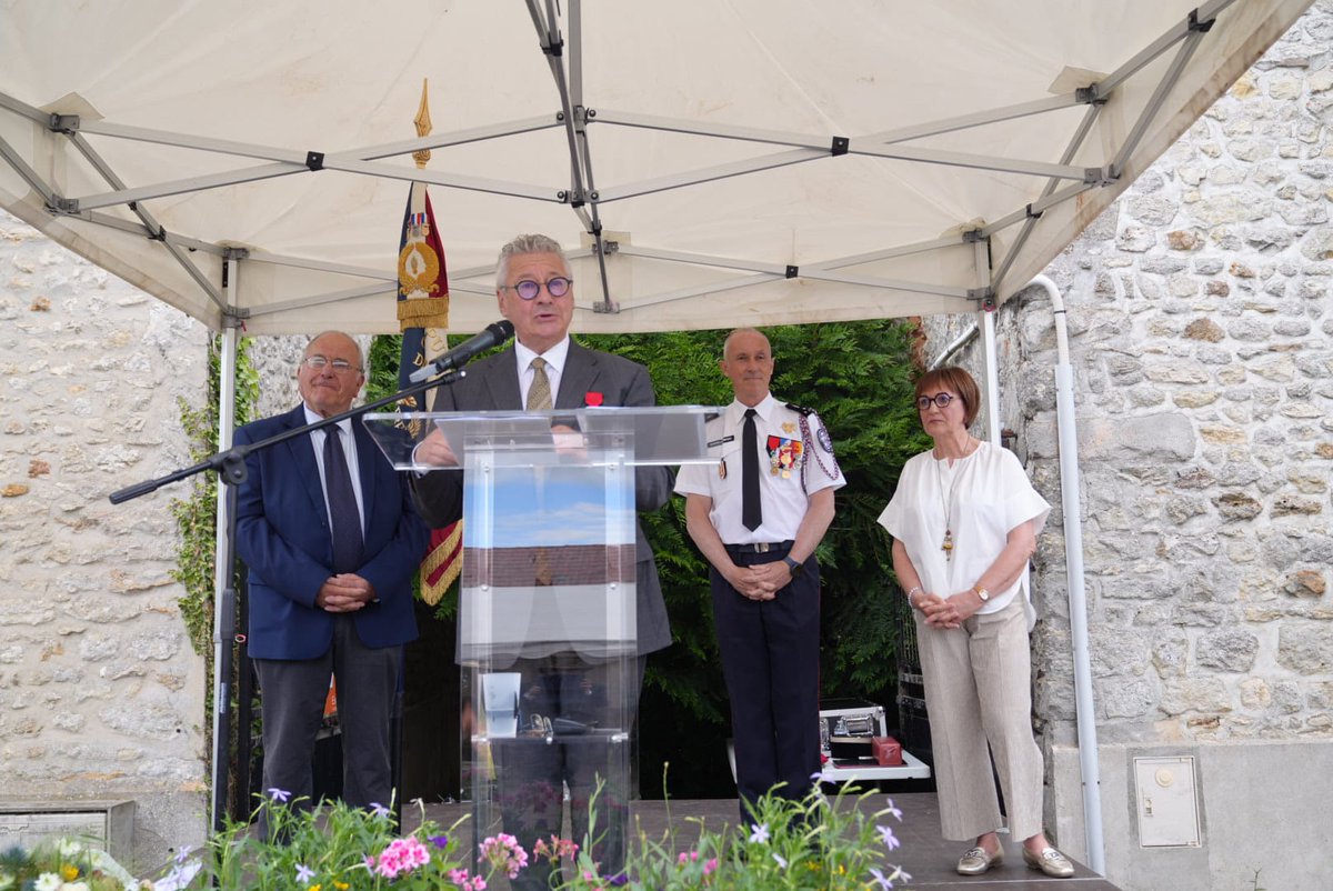 sdis91's tweet photo. 🎖️🇫🇷 Guy Crosnier, président du Conseil d'administration du SDIS et maire de La Forêt-Sainte-Croix, a reçu hier les insignes de la Légion d'honneur.
👏 Une distinction qui salue son engagement au service de la collectivité et de l'intérêt général. https://t.co/vTYTLfzP3w