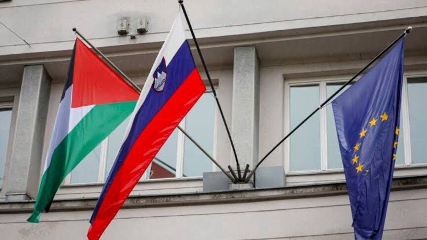 PBI_PS's tweet photo. #Slovenia's Presidential Palace raised a Palestinian flag on Friday, a day after the country's new government removed it from the facade of the government building following a change of power in Ljubljana.

#Palestine https://t.co/qWLa8r9dPG