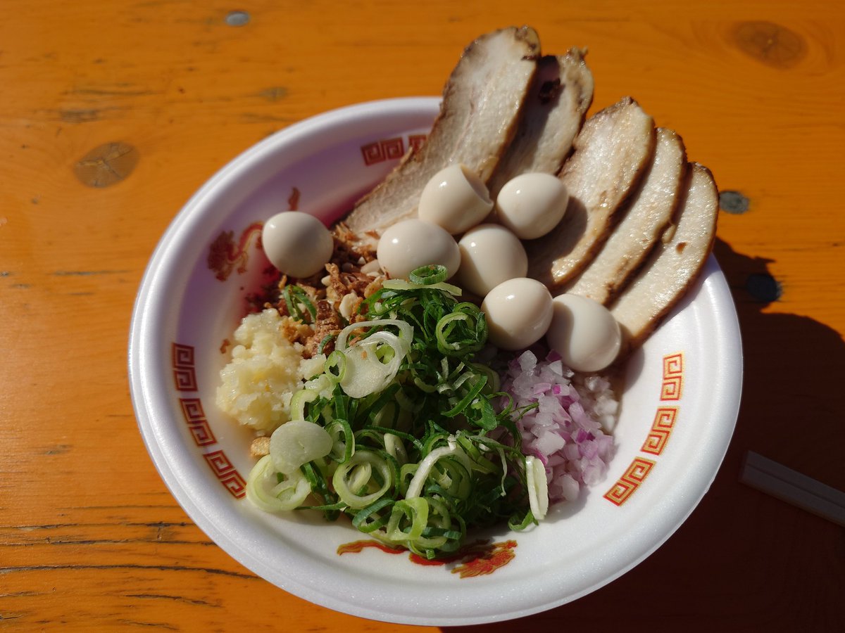 ayamami78's tweet photo. 県内のラーメンフェスにて、
京都第一旭さんの醤油ラーメンと、福島若武者さんの鳥白湯まぜそばを頂きました🍜🍥 https://t.co/faSzMCIgbn